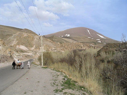 The approach road to Kandovan